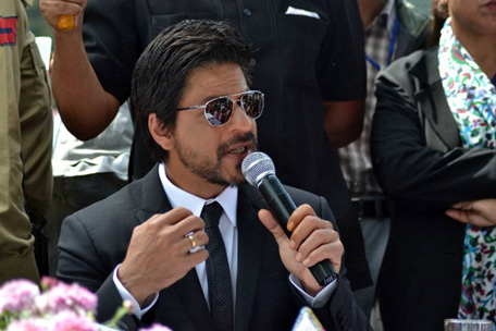 Keeping the war alive, Shah Rukh Khan takes a dig at Ajay Devgn